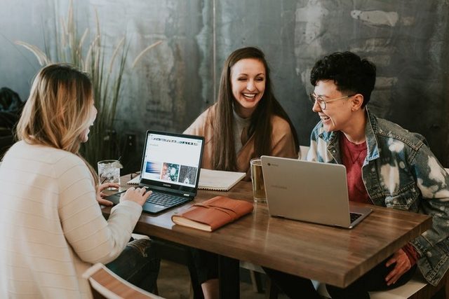 3 studenten aan het werk
